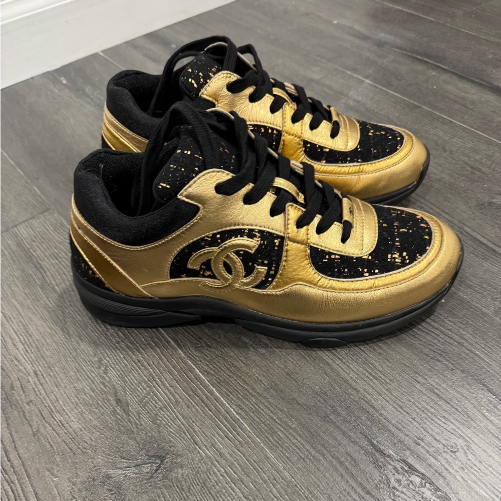 Chanel 19a black/gold tweed material CC laced up trainer